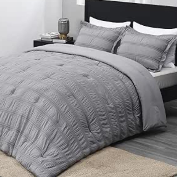 Elegant Gray Bedding Set - Picture 1 of 4